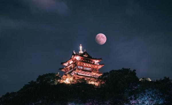 C’est la première pleine lune de l’année, donc le festival inclut l’observation de la lune et la forme circulaire symbolise la réunion avec la famille. (Image : unsplash.com / @ toyamakanna )