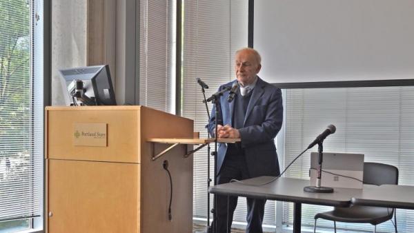 David Matas, avocat canadien spécialisé dans la défense des droits de l’homme, prend la parole à l’université d’État de Portland après la projection de « Human Harvest » (Récolte humaine), un documentaire de 2014 exposant les abus de transplantation d’organes par l’État chinois. (Image: Vision Times)