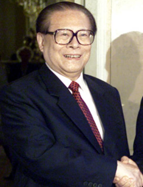 Le gouvernement de Jiang Zemin a créé une « banque de donneurs d’organes » composée principalement de pratiquants de Falun Gong et développé une importante industrie de transplantation d’organes, à l’origine du tourisme de transplantation d’organes. (Image : wikimedia / kremlin.ru / CC BY 3.0)