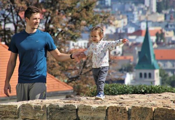 Michaeleen Doucleff estime qu’il n’est pas nécessaire de féliciter constamment les enfants. (Image : pasja1000 / Pixabay)