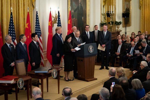 Le président Donald Trump assistant à l’allocution du vice-premier ministre chinois Liu Il, avant la cérémonie de signature de l’accord commercial de « phase 1 », entre les États-Unis et la Chine, le mercredi 15 janvier 2020, dans la salle Est de la Maison Blanche. (Image : Tia Dufour / The White House / Flickr / CC PDM 1.0)