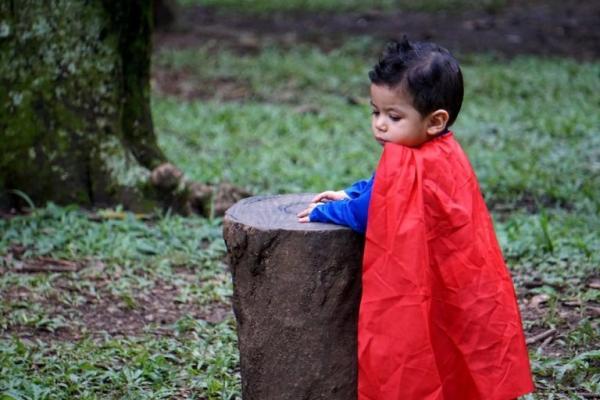 L’enfant qui se fait passer pour un super-héros peut jouer et atteindre des objectifs, comme aider les autres et effectuer des sauvetages audacieux. (Image : Gabriel Porras / Unsplash)