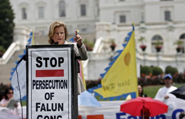 Une intervenante à Washington DC, appelant à l’« arrêt de la persécution du Falun Gong » en Chine. (Image : wikimedia / CC-BY-2.0)