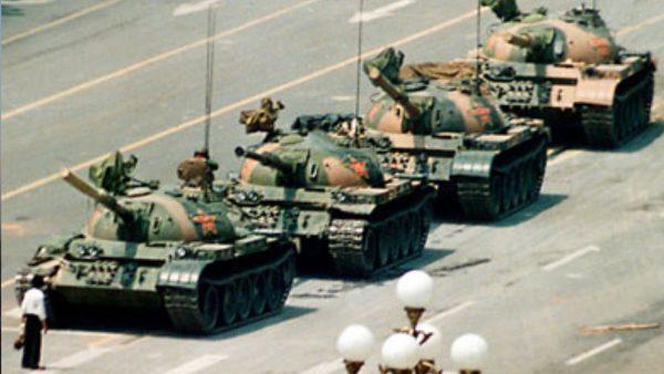 Le massacre de la place Tiananmen. L’armée chinoise massacre avec des chars et des fusils d’assaut les manifestants qui tentent de bloquer l’avancée des militaires sur la place Tiananmen. Les manifestations ont débuté le 15 avril et ont pris fin le 4 juin, avec une vague de répression sanglante assortie d’un décret instaurant la loi martiale, et l’occupation par l’APL (Armée populaire de libération) de certaines zones du centre de Pékin. L’estimation du nombre de morts varie de plusieurs centaines à plusieu