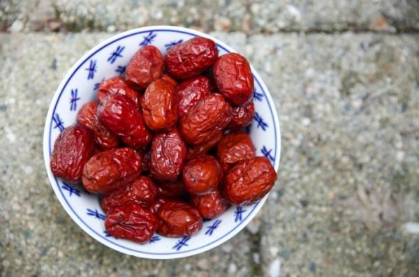 Les dattes rouges chinoises, connues sous le nom de jujubes, améliorent la capacité d’apprentissage et de mémorisation et soutiennent la fonction cérébrale. (Image : Mona Mok / Unsplash)