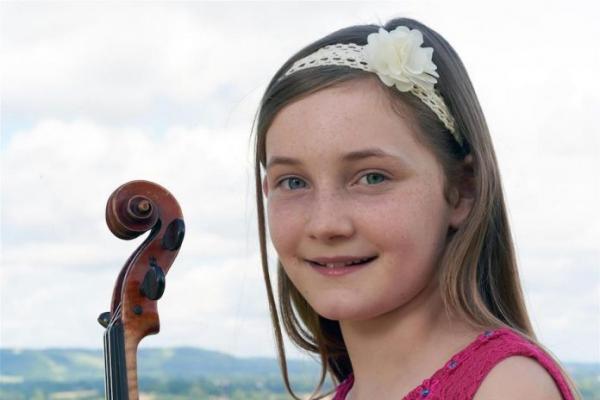 Comparée à Mozart, Alma Deutscher, l’enfant prodige de la musique, a déclaré qu’elle ne souhaitait rien d’autre qu’être elle-même. Image : wikimedia / Alex Nightingale Smith / CC BY-SA 4.0)