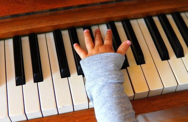 Lorsqu’elle avait 3 ans, Alma a entendu une berceuse de Richard Strauss et, frappée par sa beauté, a dit à ses parents : « Comment la musique peut-elle être si belle ? (Image : Matthias Böckel / Pixabay)