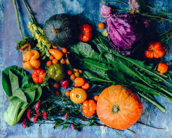 Une bonne alimentation est une base importante pour prévenir les douleurs et l’inflammation dues à l’arthrose. (Image : Ella Olsson / Pexels)