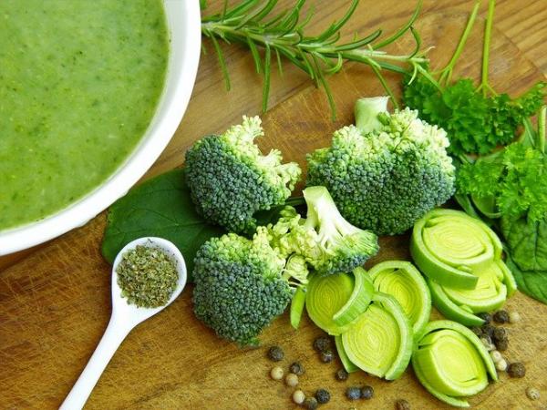 Dans l’alimentation quotidienne, manger plus d’aliments verts peut aider à protéger la fonction hépatique. (Image : silviarita / Pixabay)
