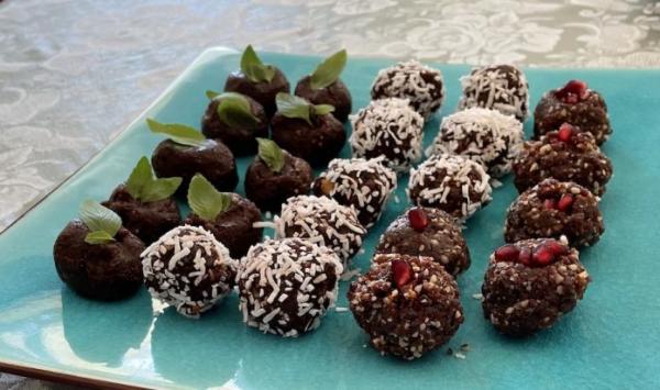 Boulettes protéinées à base de cacao, de noix de coco, de noisettes, de dattes, de fruits de la passion et de noix. (Image : Trisha Haddock / Vision Times)