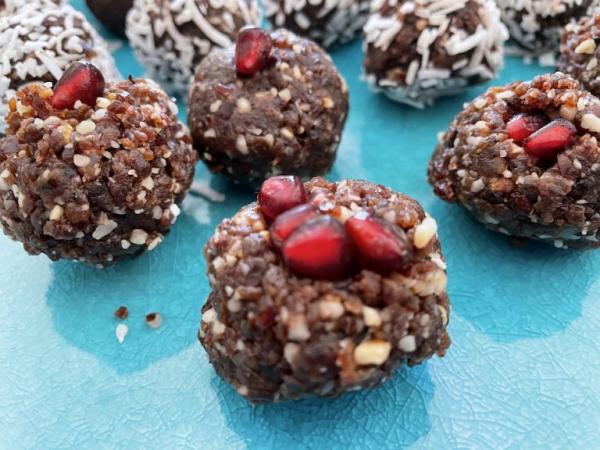 Boulettes protéinées à la saveur fruitée avec des pépins de grenade juteux à l’intérieur et sur le dessus. (Image : Trisha Haddock / Vision Times)