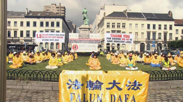 Des pratiquants de Falun Gong (aussi appelé Falun Dafa) participent à une manifestation silencieuse devant le Parlement Européen, le 14 juillet 2016 (Bruxelles). Le Parti communiste chinois cible et persécute sévèrement cette pratique spirituelle depuis le 20 juillet 1999. (Image : wikimedia / Nivent2007 / CC BY-SA 4.0)