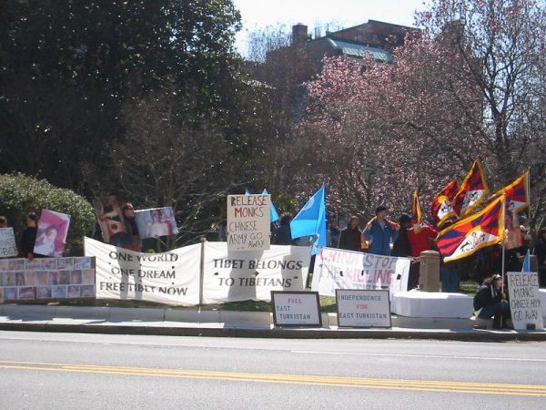 Manifestation pour le droit à l'autodétermination des Tibétains et des Ouïghours, devant l'ambassade de Chine à Washington D.C. en mars 2008. (Image : futureatlas.com / Flickr / CC BY 2.0)