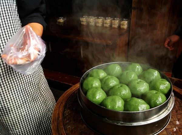 Qingming Guei ou Bobo Gue est une spécialité de Fuzhou pour le Festival de Qing Ming. Ce sont des boulettes de riz à base de farine de riz gluant mélangée avec du jus pressé d’une plante sauvage locale. (Image : wu peng / Pixabay)