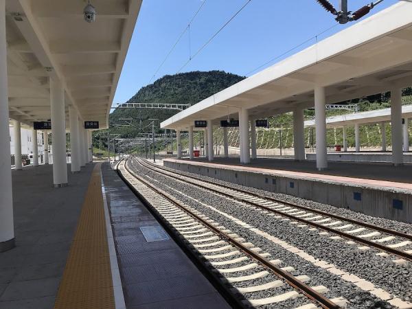 La ligne ferroviaire Sichuan-Tibet permettra à la Chine de mobiliser stratégiquement ses troupes vers les villages installés le long de la frontière, en cas de conflit frontalier entre la Chine et l’Inde. (Image : wikimedia / MNXANL / CC BY-SA 4.0)