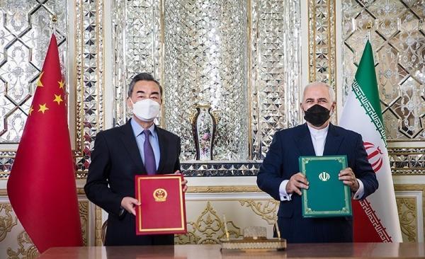 Le ministre iranien des Affaires étrangères, Mohammad Javad Zarif (à droite), et son homologue chinois, Wang Yi, posent pour une photo après avoir signé un accord à Téhéran, le 27 mars 2021. (Image : wikimedia / Tasnim News Agency / CC BY 4.0)