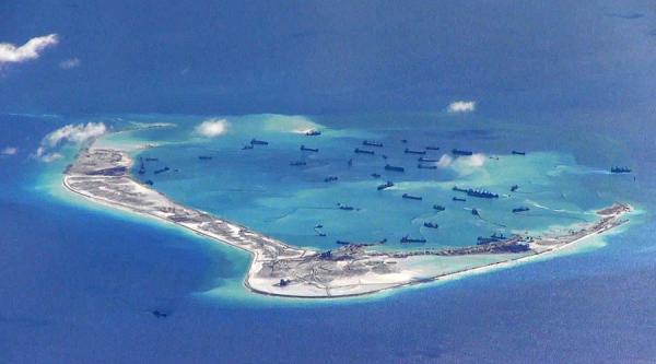 La Chine communiste a construit des îles artificielles en mer de Chine méridionale afin d’asseoir ses revendications de souveraineté dans la région. (Image : wikimedia / United States Navy / Domaine public)