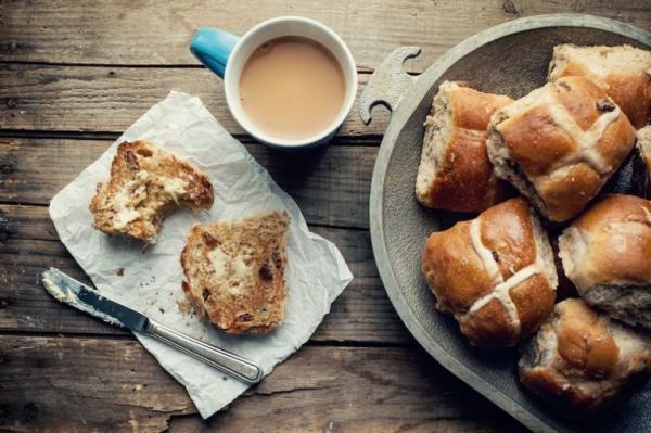 Les brioches chaudes étaient préparées pour le Vendredi saint avec des épices censées représenter les épices utilisées pour embaumer Jésus avant son enterrement et décorées d’une croix représentant la croix sur laquelle il est mort.  (Image : Jasmine Waheed / Unsplash)