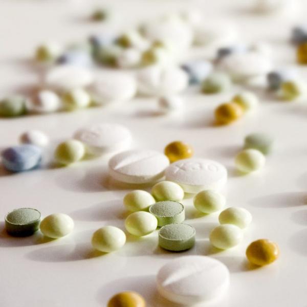 Tout un éventail de pilules. (Image : Taki Steve / Flickr / CC BY 2.0)