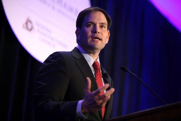 En août 2020, le sénateur américain Marco Rubio et la sénatrice Elizabeth Warren ont proposé un projet de loi visant à sécuriser la chaîne d’approvisionnement pharmaceutique américaine. (Image : Gage Skidmore / Flickr / CC BY-SA 2.0)