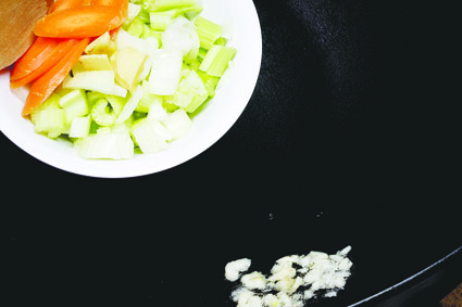 Plat fait maison : Crevettes sautées aux noix de cajou et céleri