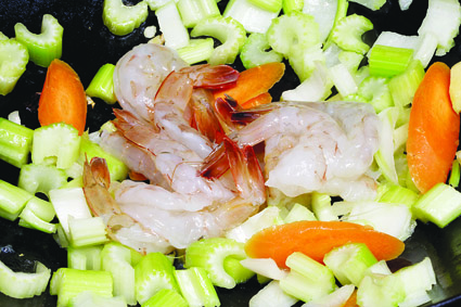 Plat fait maison : Crevettes sautées aux noix de cajou et céleri