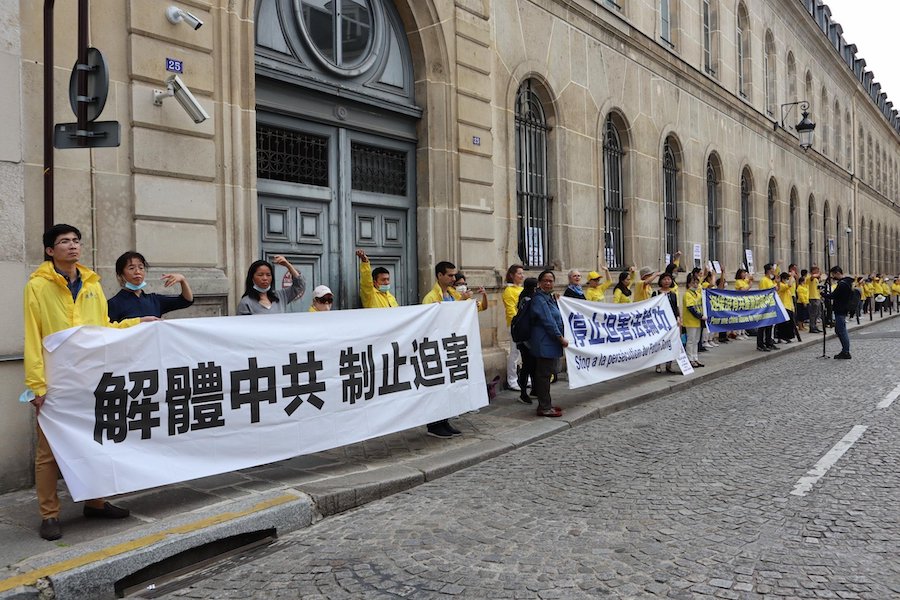 France – Des associations dénoncent les 22 ans de persécution des pratiquants de Falun Gong en Chine