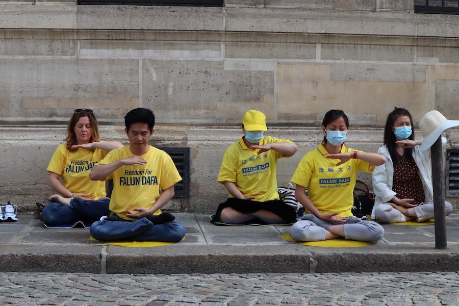 France – Des associations dénoncent les 22 ans de persécution des pratiquants de Falun Gong en Chine