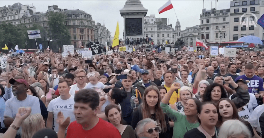 Des manifestations contre le passeport vaccinal, le pass sanitaire et le confinement éclatent en Europe et en Australie 