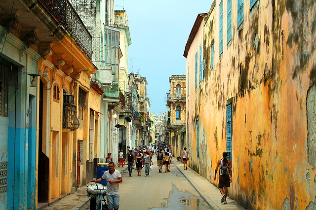 Des milliers de Cubains protestent contre le régime communiste en raison des pénuries et de la hausse des prix 