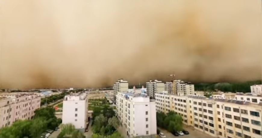 Chine : la ville de Dunhuang frappée par une gigantesque tempête de sable