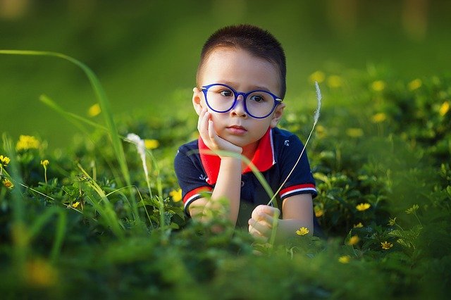 Prévention de la myopie chez les enfants : moins d’écran, plus de soleil