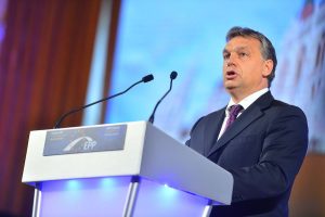 Le Premier ministre hongrois Viktor Orban défie les libéraux occidentaux