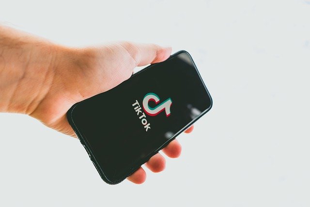 Une enquête révèle que TikTok expose les mineurs à des contenus liés au sexe et à la drogue