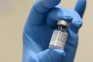 Des médecins critiquent l’approbation par la FDA du vaccin Pfizer contre la Covid-19