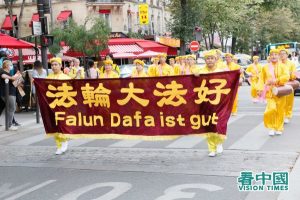 Des pratiquants de Falun Gong défilent dans le quartier chinois de Paris