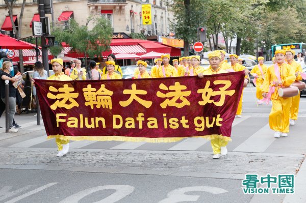 Des pratiquants de Falun Gong défilent dans le quartier chinois de Paris