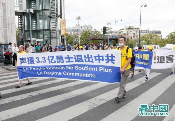 Des pratiquants de Falun Gong défilent dans le quartier chinois de Paris 