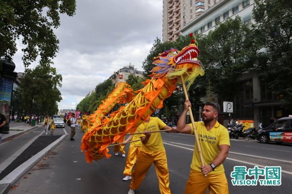 Des pratiquants de Falun Gong défilent dans le quartier chinois de Paris 