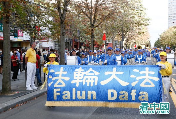 Des pratiquants de Falun Gong défilent dans le quartier chinois de Paris 