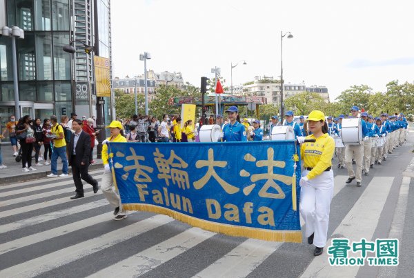 Des pratiquants de Falun Gong défilent dans le quartier chinois de Paris 