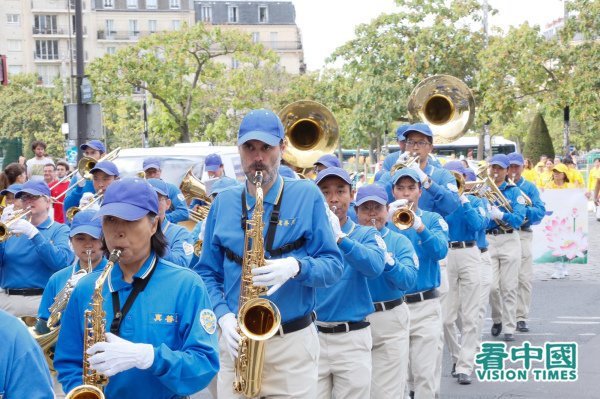 Des pratiquants de Falun Gong défilent dans le quartier chinois de Paris 