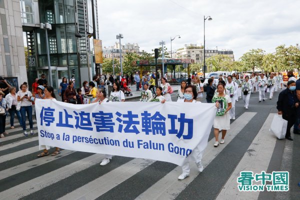 Des pratiquants de Falun Gong défilent dans le quartier chinois de Paris 