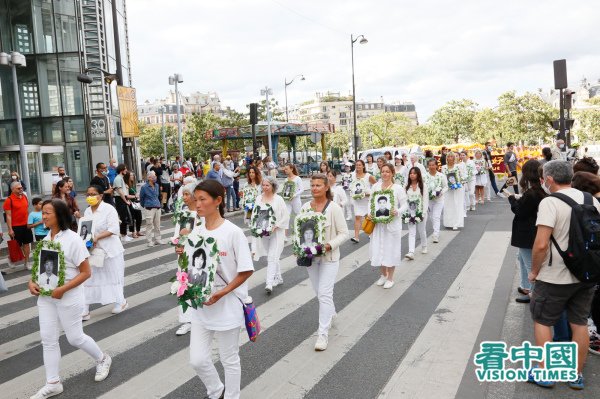 Des pratiquants de Falun Gong défilent dans le quartier chinois de Paris 