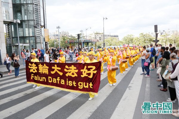 Des pratiquants de Falun Gong défilent dans le quartier chinois de Paris 