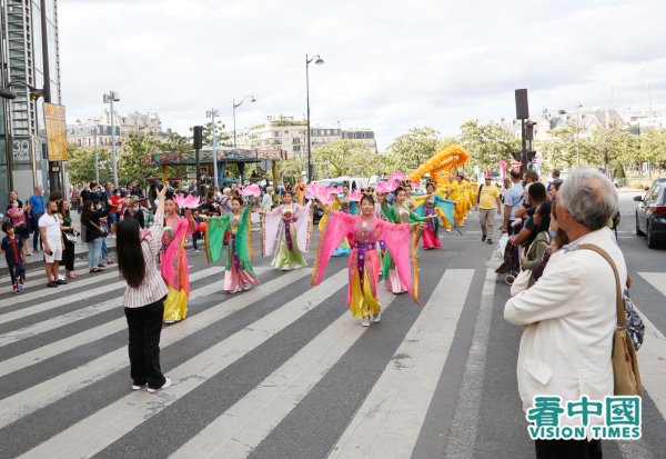 Des pratiquants de Falun Gong défilent dans le quartier chinois de Paris 