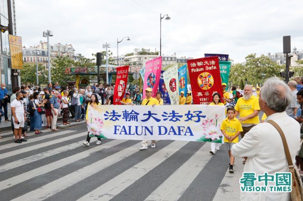 Des pratiquants de Falun Gong défilent dans le quartier chinois de Paris 