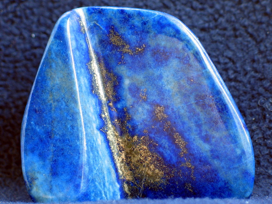 Lapis-lazuli : pigment outremer qui, une fois purifié, se vendait autrefois au prix de l’or