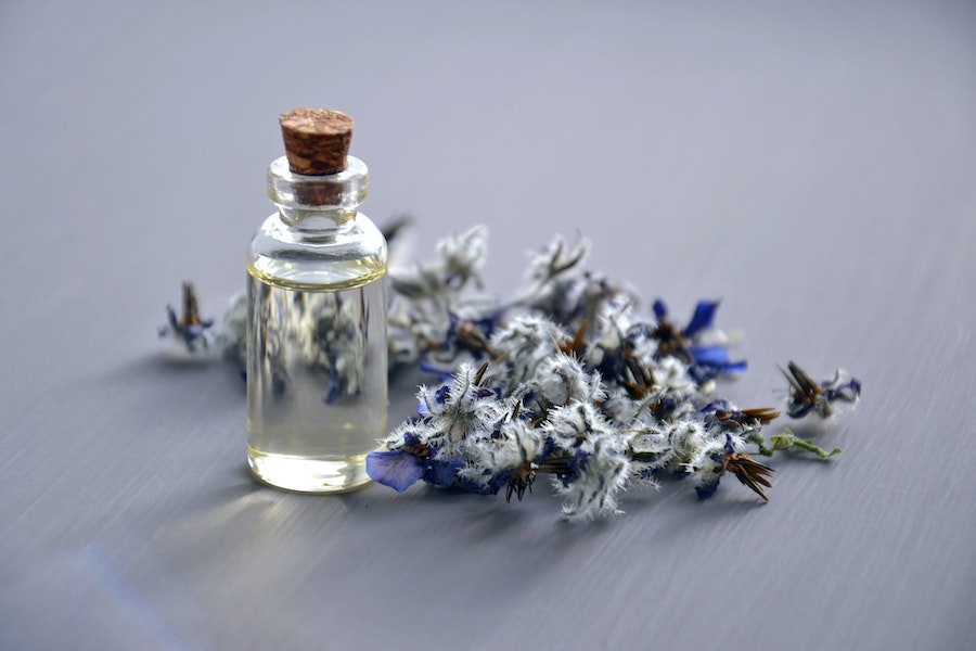 Comprendre l’aromathérapie : pourquoi les odeurs influencent le comportement et l’humeur