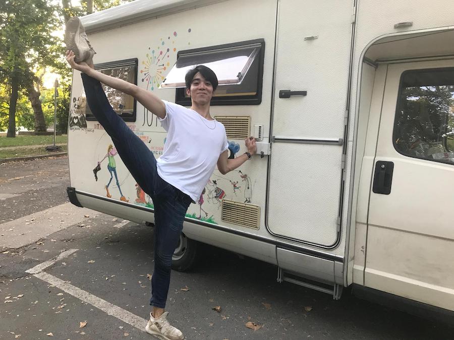 Un jeune danseur de l’Opéra national de Hongrie offre sa joie de vivre à travers la danse. (Image : Avec l’autorisation de Joy for the planet) 